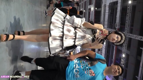 Торговый центр, откровенная съемка нескольких богинь, юбка Лолиты